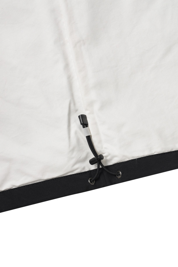 (NANAMICA) 2L 나일론 고어텍스 크루저 재킷 - 블랙은 남성용 아우터로, 일상과 아웃도어 활동 모두에 적합합니다. 봄, 가을, 겨울 계절에 착용 가능하며, 밀리터리와 아웃도어 스타일을 결합한 디자인입니다. 블랙 색상의 무지 패턴에 레귤러 핏, 집업 여밈 방식을 갖춘 크루저 코트 타입의 재킷입니다. 2층 ePE 고어텍스 fabrics, 리사이클 나일론 겉감, 오가닉 코튼/쿨맥스 안감, 비불소 방수투습 멤브레인, 발수 가공, 심테이프 가공 등을 특징으로, 방수, 투습, 발수 기능을 제공합니다. 출근룩과 여행룩, 미니멀, 클래식, 고프코어 스타일을 즐기는 분들에게 추천합니다.
