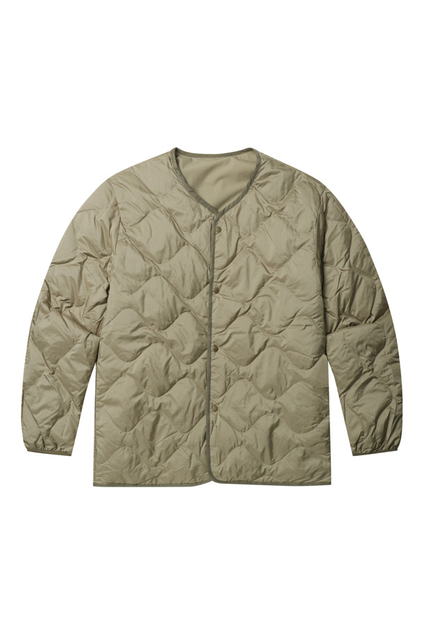 (NANAMICA) 리버서블 다운 카디건 - 카키 베이지는 일상과 출근룩에 모두 활용하기 좋은 남성용 아우터입니다. 밀리터리, 베이직 스타일을 기반으로 클래식, 미니멀, 캐주얼 룩에 매치하기 용이합니다. 두꺼운 두께감의 폴리에스터, 코튼 혼방 소재로 제작되었으며, 리버서블 디자인과 다운 충전재를 통해 보온성을 높였습니다. 레귤러핏의 무지 디자인 카디건으로, 버튼 여밈 방식과 긴 소매 기장을 갖추었습니다. 가을, 겨울 시즌에 활용하기 좋은 실용적인 아이템입니다.
