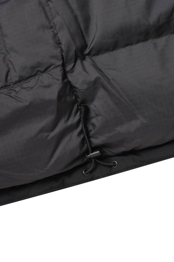 나나미카(NANAMICA)의 고어텍스(GORE-TEX) 숏 다운 재킷은 겨울철 일상과 아웃도어 활동에 적합한 남성용 다운 재킷입니다. 블랙 컬러의 무지 디자인으로 미니멀하고 스포티한 스타일을 연출하며, 레귤러핏으로 편안한 착용감을 제공합니다. 발수, 투습 기능을 갖춘 고어텍스(GORE-TEX) 소재와 두꺼운 두께감으로 뛰어난 보온성을 자랑하며, 안감은 리사이클 폴리에스터 립스탑을 사용하여 내구성을 높였습니다. 스냅과 지퍼 여밈 방식, 긴 소매 기장, 리브 처리, 보안용 지퍼 포켓 등의 디테일이 돋보이며, 출근룩과 여행룩에도 잘 어울립니다. 방수, 투습, 보온 기능을 갖춘 이 재킷은 겨울철 스타일과 기능성을 모두 만족시키는 아이템입니다.
