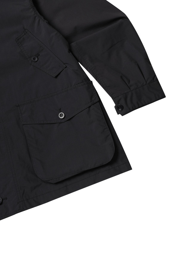 (NANAMICA) 2L PERTEX UNLIMITED FIELD 재킷 - 블랙은 남성용 필드 재킷으로, 봄, 가을에 착용하기 좋습니다. 블랙 컬러의 무지 디자인으로 캐주얼, 고프코어 및 미니멀 스타일을 모두 소화할 수 있습니다. 2L PERTEX UNLIMITED 소재를 사용하여 방수 및 투습 기능을 제공하며, 매트한 질감과 레귤러핏으로 편안한 착용감을 선사합니다. 탈부착 후드, 멀티 지퍼 포켓, 체크무늬 안감 디테일이 돋보이며, 여행, 등산, 캠핑 등 다양한 TPO에 활용 가능합니다.
