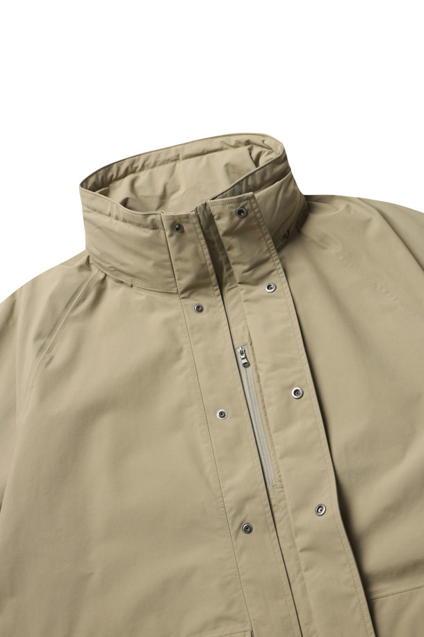 (NANAMICA) 2L 나일론 고어텍스 크루저 코트 - 카키 베이지는 남성용 아우터로, 일상과 아웃도어 활동 모두에 적합합니다. 봄, 가을, 겨울 계절에 착용 가능하며, 밀리터리와 아웃도어 스타일을 연출할 수 있습니다. 무지 패턴의 레귤러핏 코트로, 지퍼형 여밈 방식을 갖추고 있습니다. 방수 및 투습 기능의 나일론 고어텍스 소재로 제작되었으며, 내장형 후드, 심테이프 가공, 내부 지퍼 포켓 등의 디테일이 돋보입니다. 여행, 캠핑, 등산룩에 어울리는 고프코어, 클래식, 미니멀 스타일의 코트입니다.
