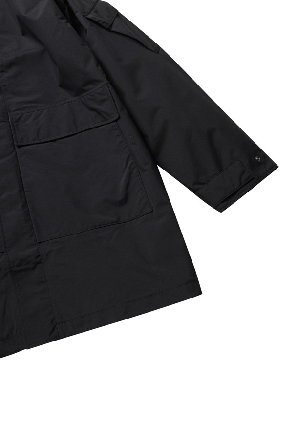 (NANAMICA) 2L 나일론 고어텍스 크루저 코트 - 블랙은 남성용 아우터로, 일상과 아웃도어 활동 모두에 적합한 디자인입니다. 블랙 컬러의 무지 패턴에 레귤러 핏, 레귤러 기장으로 미니멀, 클래식, 고프코어 스타일을 연출합니다. 나일론과 고어텍스 소재를 사용하여 방수 및 투습 기능을 제공하며, 안감은 오가닉 코튼/쿨맥스로 제작되었습니다. 두꺼운 두께감으로 봄, 가을, 겨울 계절에 착용 가능하며, 후드 내장, 심테이프 가공, 다양한 포켓 등 밀리터리 스타일의 디테일을 갖추었습니다. 출근룩과 여행룩에 활용하기 좋은 아이템입니다.
