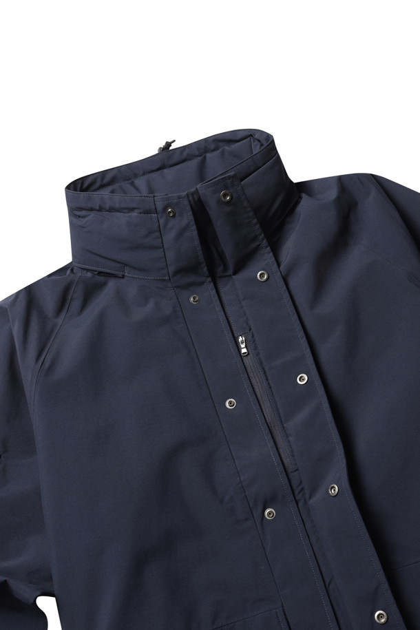 (NANAMICA) 2L 나일론 고어텍스 크루저 코트 - 네이비는 밀리터리와 캐주얼 스타일을 아우르는 남성용 아우터입니다. 방수, 투습, 발수 기능을 갖춘 고어텍스 소재와 내구성이 뛰어난 나일론 소재를 사용하여 제작되었습니다. 후드가 내장되어 있으며, 심테이프로 마감하여 방수 기능을 강화했습니다. 롱 기장의 네이비 컬러 무지 디자인으로, 여행룩, 캐주얼, 미니멀, 클래식 스타일을 즐겨 입는 고객에게 적합합니다. 안감은 면과 쿨맥스 소재를 사용하여 쾌적한 착용감을 제공합니다.
