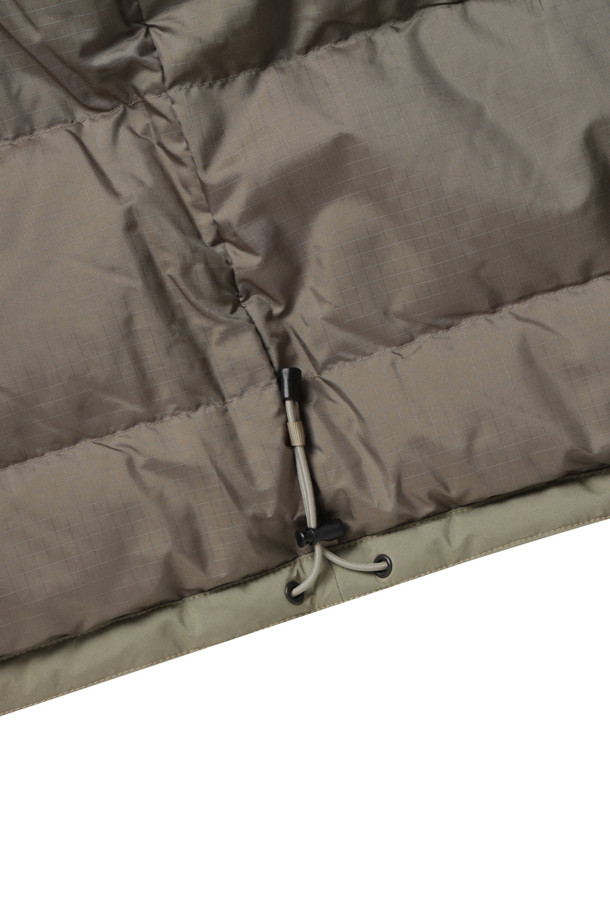 (NANAMICA) 고어텍스 다운 코트 - 카키 베이지는 남성용 아우터로, 겨울철 일상 및 아웃도어 활동에 적합합니다. 밀리터리 스타일과 아웃도어 무드를 동시에 느낄 수 있으며, 롱 기장의 무지 디자인이 특징입니다. 고어텍스, 폴리에스테르 소재를 사용하여 방수, 투습, 발수 기능을 갖추었으며, 두꺼운 두께감으로 보온성을 높였습니다. 레귤러핏으로 제작되었으며, 스냅과 지퍼 여밈 방식, 리브 소매, 내부 포켓 2개, 보안용 지퍼 포켓, 원핸드 스냅 등의 디테일을 더했습니다. 여행, 캠핑, 등산 등 다양한 TPO에 캐주얼, 고프코어, 워크웨어 스타일로 활용하기 좋습니다.
