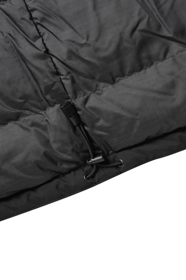 (NANAMICA) 고어텍스 다운 코트 - 블랙은 겨울철 출근룩을 위한 미니멀하고 시크한 스타일의 남성용 다운 코트입니다. 고어텍스 소재를 사용하여 방수, 투습, 발수 기능을 갖추어 쾌적함을 유지하며, 두꺼운 두께감으로 뛰어난 보온성을 제공합니다. 레귤러핏 디자인에 스냅과 지퍼 여밈 방식으로 편안하게 착용할 수 있으며, 긴 소매와 파카 형태의 코트 타입으로 제작되었습니다. 내부 포켓 2개와 보안용 지퍼 포켓, 리브 소매 디테일이 실용성을 더합니다. 블랙 컬러의 무지 디자인으로 다양한 의상과 쉽게 매치하여 클래식한 분위기를 연출할 수 있습니다.
