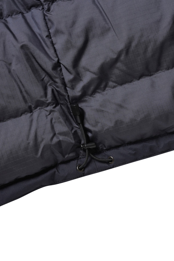 (NANAMICA) 고어텍스 다운 코트 - 네이비는 남성용 아우터 다운 코트로, 겨울철 일상 및 아웃도어 활동에 적합합니다. 밀리터리 및 클래식 스타일을 기반으로 한 무지 디자인의 롱 기장 파카 코트입니다. 방수, 발수, 투습 기능을 갖춘 고어텍스 및 폴리에스터 소재를 사용하여 튼튼하며, 스냅과 지퍼로 여밀 수 있습니다. 레귤러핏으로 제작되었으며, 리브 소매, 내부 포켓, 다운 충전재를 갖춰 보온성을 높였습니다. 출근룩과 여행룩, 미니멀, 클래식, 캐주얼 스타일에 모두 잘 어울립니다.
