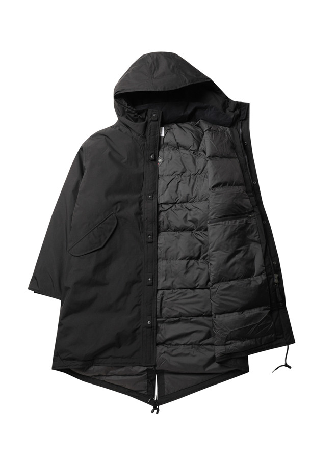 (NANAMICA) 고어텍스 롱 다운 코트 - 블랙은 일상과 출근룩에 모두 잘 어울리는 방수, 투습, 발수 기능을 갖춘 겨울용 파카입니다. 캐주얼, 미니멀, 클래식 스타일을 아우르며, 무지 패턴의 블랙 컬러로 어떤 옷에도 쉽게 매치할 수 있습니다. 롱 기장의 다운 코트는 두꺼운 두께감으로 뛰어난 보온성을 제공하며, 스냅과 지퍼 여밈 방식으로 편안하게 착용할 수 있습니다. 고어텍스, 폴리에스테르, 다운 소재를 사용하여 탁월한 기능성과 스타일을 동시에 만족시키는 제품입니다. 후드와 안감 디테일이 더해져 더욱 따뜻하고 고급스러운 느낌을 줍니다.
