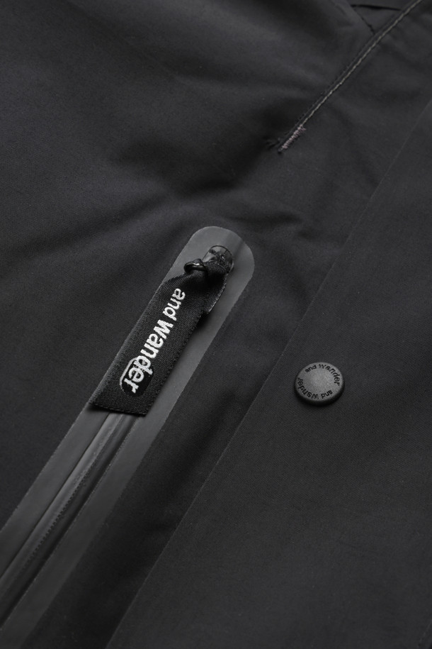 (AND WANDER) 레인 프로프 다운 재킷 - 블랙은 아웃도어 활동과 일상생활에서 모두 활용 가능한 남녀 공용 다운 재킷입니다. 방수, 투습 기능과 750 필파워 다운 충전재로 뛰어난 보온성을 제공하며, 겨드랑이 벤틸레이션으로 쾌적함을 유지합니다. 수납형 후드와 반사 스티치 디테일은 기능성과 디자인을 동시에 만족시키며, 레귤러핏으로 편안한 착용감을 선사합니다. 등산, 캠핑, 출근 등 다양한 TPO에 스포티, 고프코어 및 미니멀 스타일로 연출할 수 있습니다.
