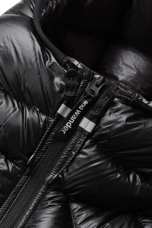 (AND WANDER) 다이아몬드 스티치 다운 후디 2 - 블랙은 아웃도어 활동과 일상에서 모두 활용 가능한 남녀 공용 다운 재킷입니다. 10데니어 PERTEX QUANTUM 소재와 헝가리산 화이트 구스 다운(93% 다운, 850 필파워)를 사용하여 뛰어난 보온성과 경량성을 제공합니다. 후드 기초 부분에는 보아 플리스 소재를 적용하여 부드러운 촉감을 더했으며, 다이아몬드 퀄팅 패턴과 미니멀한 디자인으로 스포티한 스타일을 연출합니다. 발수 기능과 밑단 드로우코드를 통해 변화무쌍한 날씨에도 쾌적하게 착용할 수 있으며, 여행, 등산, 캠핑 등 다양한 TPO에 활용 가능합니다.
