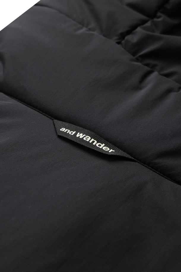 (AND WANDER) 탑 플리스 재킷 - 블랙은 아웃도어 활동과 일상 모두 활용 가능한 남녀 공용 플리스 재킷입니다. PERTEX QUANTUM AIR 겉감과 PRIMALOFT Silver Insulation 충전재를 사용하여 보온성, 통기성, 내구성을 높였으며, 복원력이 뛰어나 변형 없이 오래 입을 수 있습니다. 레귤러 핏에 두꺼운 두께감으로 제작되었으며, 부드러운 촉감과 입체적인 컷팅으로 편안한 착용감을 제공합니다. 블랙 컬러의 무지 디자인으로 스포티, 캐주얼, 고프코어 스타일을 연출할 수 있으며, 등산, 캠핑, 산책 등 다양한 TPO에 활용 가능합니다. 집업 스타일의 긴 소매 디자인과 핸드워머 포켓으로 실용성을 더했습니다.
