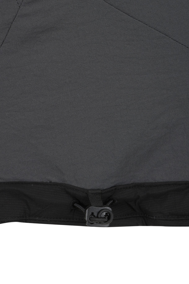 (AND WANDER) 알파 에어 후디 - 블랙은 남녀 공용으로, 봄, 가을 시즌 아웃도어 및 일상에서 활용하기 좋은 후드 자켓입니다. 발수 기능과 통기성을 갖춘 나일론, 폴라텍 소재로 제작되어 얇지만 쾌적한 착용감을 제공합니다. 미니멀하고 스포티한 디자인으로 등산, 산책, 여행 등 다양한 TPO에 적합하며, 레귤러핏으로 편안하게 착용할 수 있습니다. 후드 바이저 캡, 가슴 포켓 2개, 전면 및 측면 포켓 2개 등의 디테일이 실용성을 더합니다. 블랙 컬러의 무지 스타일로 어떤 룩에도 자연스럽게 매치됩니다.
