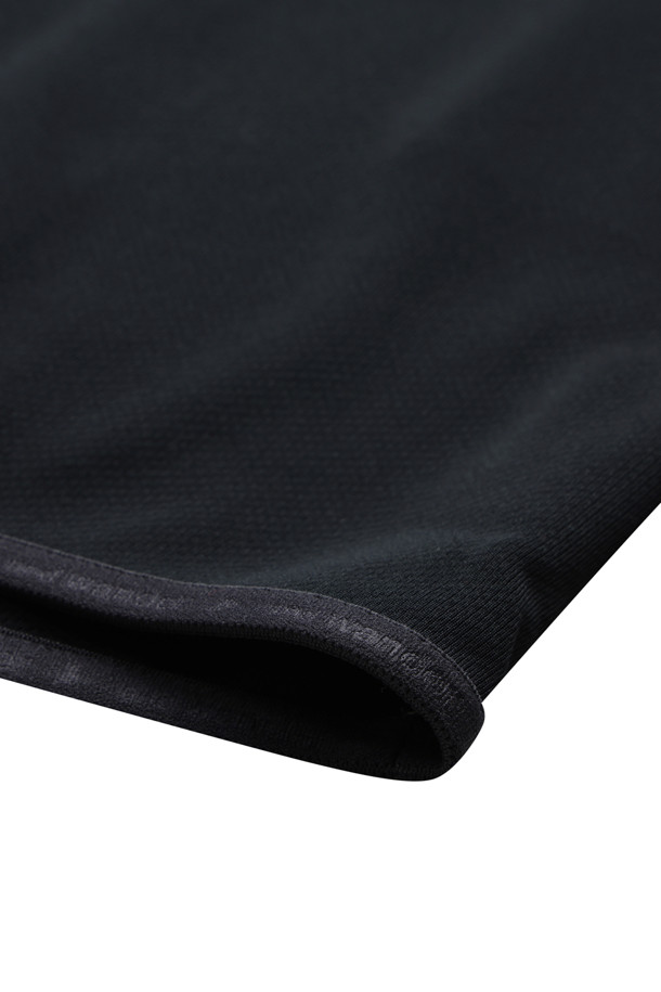 (AND WANDER) 드라이 저지 LS 후디 - 블랙은 스포츠 활동과 일상에서 모두 활용 가능한 공용 후드 티셔츠입니다. 부드러운 촉감의 드라이 저지 소재로 제작되어 흡습, 방습, 속건, 소취 기능으로 쾌적함을 유지해 줍니다. 레귤러핏으로 편안한 착용감을 제공하며, 사계절 내내 활용할 수 있는 얇은 두께감의 긴 소매 후드 티셔츠입니다. 스포티한 스타일을 연출하며, 백 포켓 2개와 데오도란트 스티치 디테일이 특징입니다. 피트니스룩 또는 러닝룩에 완벽하게 어울립니다.
