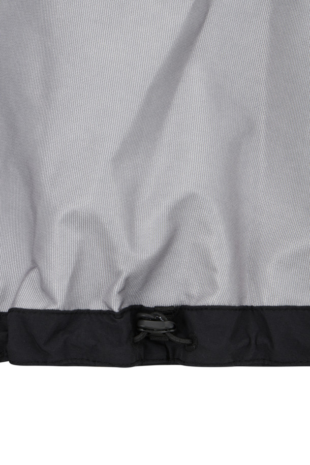 (AND WANDER) 루즈 핏 레인 재킷 - 블랙은 아웃도어 활동과 레인웨어를 위한 유니섹스 레인코트입니다. 3레이어 방수 소재와 20,000mm의 방수압, 10,000mm의 투습 기능으로 궂은 날씨에도 쾌적함을 유지합니다. 등 부분 벤틸레이션(환기구)을 장착하여 통기성을 높였으며, 루즈 핏 디자인으로 편안한 착용감을 제공합니다. 봄, 여름, 가을 시즌에 여행, 휴가, 캠핑 등 고프코어, 스포티, 미니멀 스타일 연출에 적합합니다. 블랙 컬러의 무지 디자인으로 다양한 룩에 활용하기 좋습니다.
