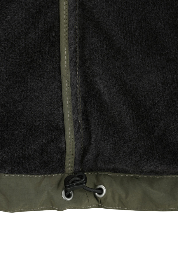 (AND WANDER) 피쉬테일 옥타 코트 - 카키는 아웃도어 활동과 일상에서 모두 활용 가능한 유니섹스 아우터입니다. 가을, 겨울 시즌에 적합하며, 밀리터리 및 아웃도어 스타일을 연출할 수 있습니다. 롱 기장에 레귤러핏으로 제작되었으며, 옥타 소재를 사용하여 보온성과 경량성을 동시에 갖췄습니다. 플리스 안감 후드, 벨크로/지퍼 하이넥, 허리 드로코드 등의 디테일이 돋보이며, 재귀반사 기능을 통해 안전성을 더했습니다. 캠핑룩, 등산룩, 여행룩과 고프코어, 캐주얼, 워크웨어 스타일을 즐겨 입는 분들께 추천합니다.
