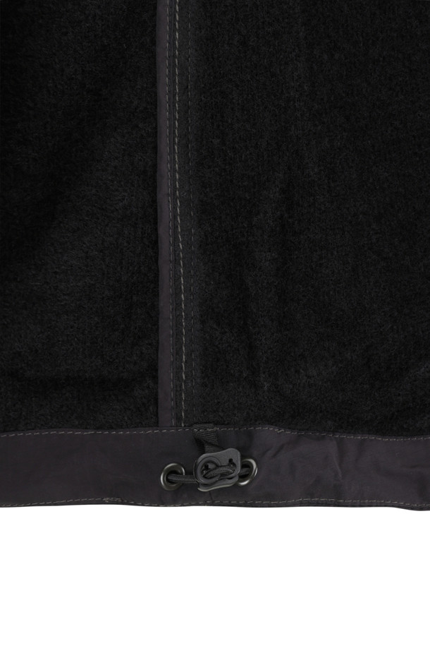 (AND WANDER) 피쉬테일 옥타 코트 - 블랙은 일상과 아웃도어 활동 모두에 적합한 남녀 공용 아우터입니다. 가을, 겨울 시즌 착용을 권장하며, 스포티하고 밀리터리한 스타일을 연출합니다. 옥타 소재를 사용하여 제작되었으며, 롱 기장에 두꺼운 두께감으로 보온성을 높였습니다. 플리스 안감 후드, 벨크로/지퍼 하이넥, 반사 테이프 지퍼 포켓 등의 디테일이 돋보이며, 출근룩과 여행룩, 캐주얼, 미니멀, 스포티 스타일을 즐기는 분들께 추천합니다.
