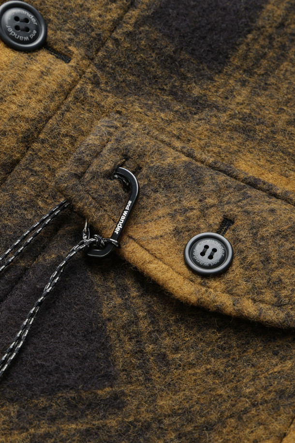 (AND WANDER) 울 샤기 집업 재킷 - 카멜은 캐주얼한 무드의 남녀 공용 자켓입니다. 따뜻하고 부드러운 촉감의 울, 폴리에스터 혼방 소재로 제작되었으며, 가을과 겨울에 착용하기 좋습니다. 방풍 기능과 기모 안감으로 보온성을 높였으며, 은은한 체크 패턴이 특징입니다. 집업 스타일로 간편하게 착용 가능하며, 출근룩이나 모임룩 등 다양한 TPO에 활용할 수 있습니다. 미니멀, 클래식, 캐주얼 스타일을 즐겨 입는 분들께 추천합니다.
