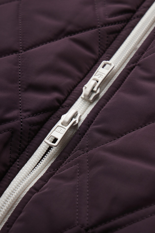 (아디다스 X 웨일스 보너) 퀼티드 재킷 - 섀도우 마룬은 캐주얼, 스포티, 미니멀 스타일을 아우르는 남성용 퀼팅 재킷입니다. 가을, 겨울 시즌에 어울리는 두꺼운 두께감과 톤 다운된 마룬 컬러가 특징이며, 일상과 출근룩에 모두 활용 가능합니다. 루즈핏으로 편안한 착용감을 제공하며, 긴 소매와 후드 디자인으로 보온성을 높였습니다. 2웨이 지퍼, 로고 디테일, 포켓 등의 섬세한 디테일이 돋보이며, 스트라이프 퀼팅 패턴이 돋보입니다. 폴리에스테르 소재로 제작되었습니다.
