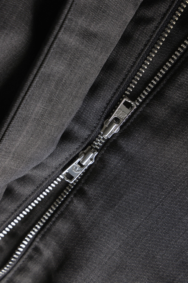 아디다스 X 웨일즈 보너 울 블루종 - 다크 그레이 헤더는 남성용 아우터로, 가을과 겨울에 착용하기 좋습니다. 다크 그레이 헤더 컬러의 무지 디자인이며, 스포티하면서도 클래식한 스타일을 연출합니다. 울 소재로 제작되어 부드러운 촉감을 자랑하며, 레귤러핏과 지퍼 여밈 방식으로 편안하게 착용할 수 있습니다. 리브드 밑단과 소매, 내부 주머니, 크로셰 3-스트라이프 디테일이 특징입니다. 출근룩, 비즈니스 캐주얼, 모임룩 등 다양한 TPO에 활용 가능하며, 미니멀하고 스포티한 스타일을 선호하는 분들께 추천합니다.
