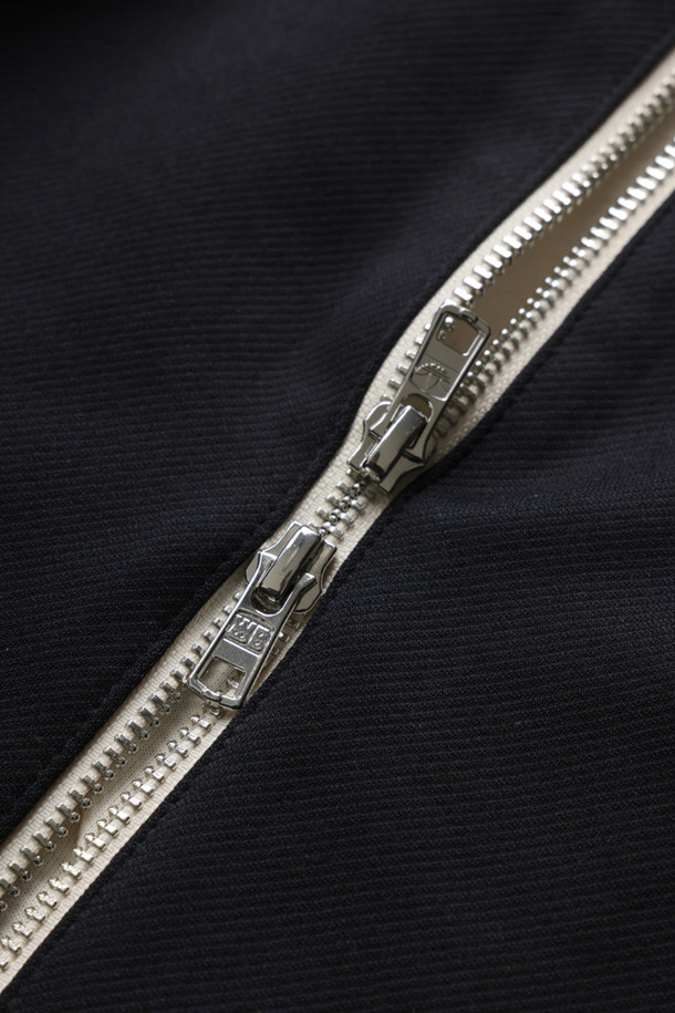 아디다스 X 웨일즈 보너의 트윌 티티 - 나이트 네이비는 스포티함과 미니멀한 감성을 동시에 담은 남성용 트랙탑입니다. 부드러운 촉감의 트윌 소재로 제작되었으며, 봄, 가을 시즌에 착용하기 좋습니다. 네이비 컬러를 바탕으로, 레귤러 핏과 긴 소매 기장으로 편안한 착용감을 선사합니다. 집업 스타일의 여밈 방식과 크로셰 3-스트라이프 디테일이 돋보이는 디자인입니다. 일상 또는 스포츠 활동 시, 캐주얼한 스타일을 연출하기에 적합합니다.
