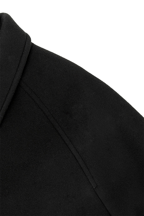 발마칸 코트 - 블랙은 호주산 파인 램스울을 사용하여 부드러운 촉감을 선사하며, 가을과 겨울 시즌에 적합한 두꺼운 두께감으로 제작되었습니다. 래글런 소매와 웰트 포켓, 안주머니, 칼라 비조 디테일이 돋보이는 발마칸 코트입니다. A라인 핏에 무지 패턴, 롱 기장으로 클래식하고 베이직한 스타일을 연출합니다. 버튼 여밈 방식의 블랙 컬러 코트로, 출근룩, 겨울 데일리룩, 비즈니스 캐주얼 등 다양한 TPO에 활용 가능합니다. 미니멀하고 시크한 스타일을 선호하는 남성분들께 추천합니다.
