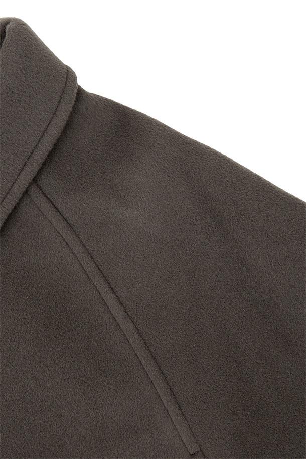 발마칸 코트 - 올리브 그레이는 가을과 겨울, 일상 속에서 클래식하고 미니멀한 스타일을 연출하기에 완벽한 남성용 아우터입니다. 호주산 파인 램스울을 사용하여 부드러운 촉감과 두꺼운 두께감을 자랑하며, 래글런 소매와 웰트 포켓 디테일로 실용성을 더했습니다. A라인 핏과 롱 기장으로 세련된 실루엣을 완성하며, 칼라 비조와 안주머니, 안감 벰버그, 폴리에스터 소재로 마감하여 보온성을 높였습니다. 버튼 여밈 방식으로 제작되었으며, 올리브 그레이 컬러는 어떤 룩에도 자연스럽게 녹아들어 겨울 데일리룩, 출근룩, 데이트룩 등 다양한 TPO에 활용하기 좋습니다.
