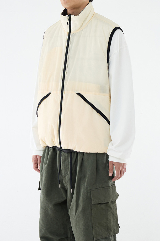 리버서블 퍼프 베스트 - 블랙/에크루는 남성용 아우터 베스트입니다. 캐주얼, 스포티, 미니멀한 스타일을 모두 아우르며, 가을과 겨울 두 계절에 걸쳐 데일리룩, 산책룩, 여행룩에 폭넓게 활용할 수 있습니다. 블랙과 에크루, 두 가지 컬러로 출시되어, 리버서블 디자인으로 한 벌로 두 가지 스타일을 연출할 수 있습니다. 루즈핏에 지퍼형 여밈 방식, 스탠드 카라, 지퍼 포켓, 사이드 포켓, 밑단 스토퍼, 그리고 신슐레이트 충전재를 적용하여 보온, 방수, 통기 기능을 제공합니다. 나일론 소재로 제작되어 두꺼운 두께감을 자랑합니다.
