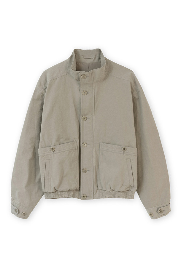 EXPLORER 재킷 - 스톤은 일상과 아웃도어 활동에 모두 적합한 남성용 자켓입니다. 고밀도 코튼 100% 원단에 바틱 가공을 더해 빈티지한 텍스처를 살렸으며, 봄, 가을 계절에 착용하기 좋습니다. 스탠다드핏으로 편안한 착용감을 제공하며, 크롭 기장과 지퍼 여밈 방식이 특징입니다. 뒷면 대형 포켓 2개와 양쪽 지퍼 주머니, 그리고 안감 폴리에스터 100%로 실용성을 더했습니다. 캐주얼 스타일을 연출하기 좋은 스톤 컬러의 아웃도어 재킷입니다.
