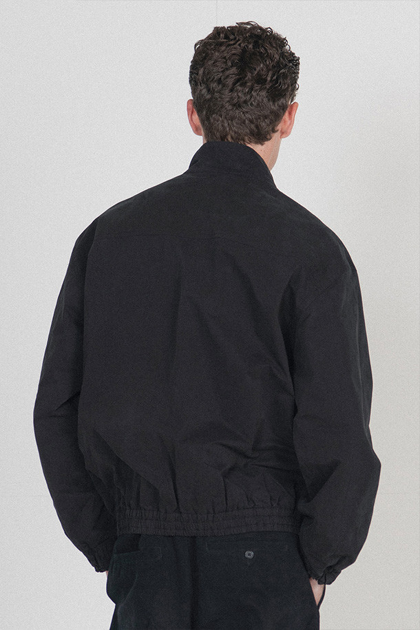 1980년대 빈티지 아웃도어 자켓을 재해석한 EXPLORER 재킷 - 블랙입니다. 면 소재의 스탠다드핏으로 제작되어 캐주얼하고 레트로한 스타일을 연출하며, 봄, 가을에 적합합니다. 바틱 가공 처리를 통해 빈티지한 무드를 더했으며, 양쪽 지퍼 포켓과 뒷면 대형 포켓 2개로 실용성을 높였습니다. 일상, 아웃도어 활동은 물론, 동네 마실룩, 여행룩, 가을 나들이룩 등 다양한 TPO에 활용하기 좋습니다. 자연스러운 경년변화가 특징이며, 부드러운 촉감의 중간 두께 자켓입니다.
