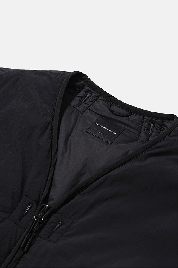 밀 라이너 재킷 - 블랙은 밀리터리 스타일과 캐주얼 무드를 동시에 느낄 수 있는 공용 라이너 재킷입니다. 두껍고 부드러운 나일론, 폴리에스테르 혼방 소재로 제작되어 간절기부터 겨울까지 따뜻하게 착용 가능하며, 루즈핏으로 편안한 착용감을 선사합니다. V넥 라인, 2웨이 지퍼, 다양한 포켓 디테일, 밑단 스토퍼, 이중 소매 커프스 및 신슐레이트 충전재가 적용되어 보온, 방풍, 경량, 통기 기능을 갖췄습니다. 겨울 데일리룩, 여행룩, 캐주얼, 미니멀, 워크웨어 스타일을 즐겨 입는 분들께 추천합니다.
