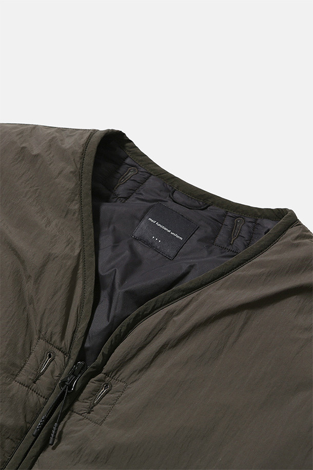 밀 라이너 재킷 - 스톤은 일상, 아웃도어 활동에 적합하며 간절기와 겨울에 따뜻하게 착용할 수 있는 남성용 라이너 재킷입니다. 부드러운 촉감의 나일론과 폴리에스터 혼방 소재에 두꺼운 두께감으로 제작되어 보온성과 방풍 기능을 제공합니다. 루즈핏 디자인에 V넥 라인, 2웨이 지퍼, 지퍼 가슴 포켓, 패치 포켓, 밑단 스토퍼 등 밀리터리 스타일의 디테일을 더했습니다. 신슐레이트 충전재와 이중 소매 커프스로 보온성을 높였으며, 가볍고 통기성이 뛰어나 편안하게 착용 가능합니다. 캐주얼, 미니멀, 클래식 스타일을 즐겨 입는 분들께 추천합니다.
