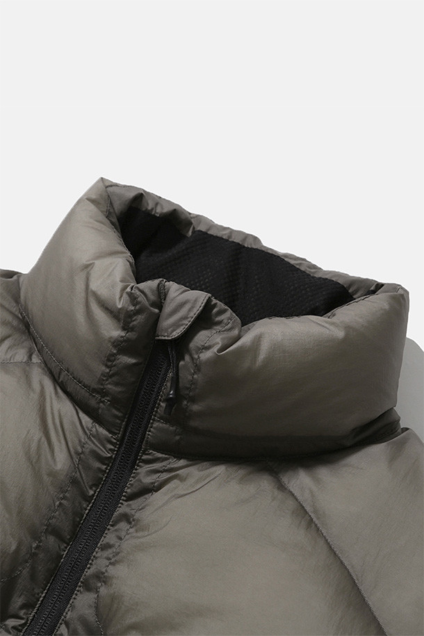 SHADOW PUFFER DOWN PARKA - 쉬어 올리브는 일상, 아웃도어 활동은 물론 여행과 캠핑, 등산 시에도 유용한 다운 파카입니다. 톤 다운된 올리브 컬러에 무지 디자인으로 어떤 스타일에도 쉽게 매치할 수 있으며, 캐주얼, 스포티, 고프코어 스타일을 연출하기 좋습니다. 구스다운 90:10 충전재와 FP800+의 높은 필파워, 방풍 및 발수 기능으로 뛰어난 보온성을 제공하며 경량 설계로 활동성을 높였습니다. 루즈핏으로 편안한 착용감을 선사하며, 양방향 지퍼, 높은 카라, 다양한 포켓, 벨크로 소매 조절 및 밑단 스토퍼 디테일로 기능성을 더했습니다. 겨울철 추위 속에서도 스타일과 따뜻함을 모두 놓치지 마세요.
