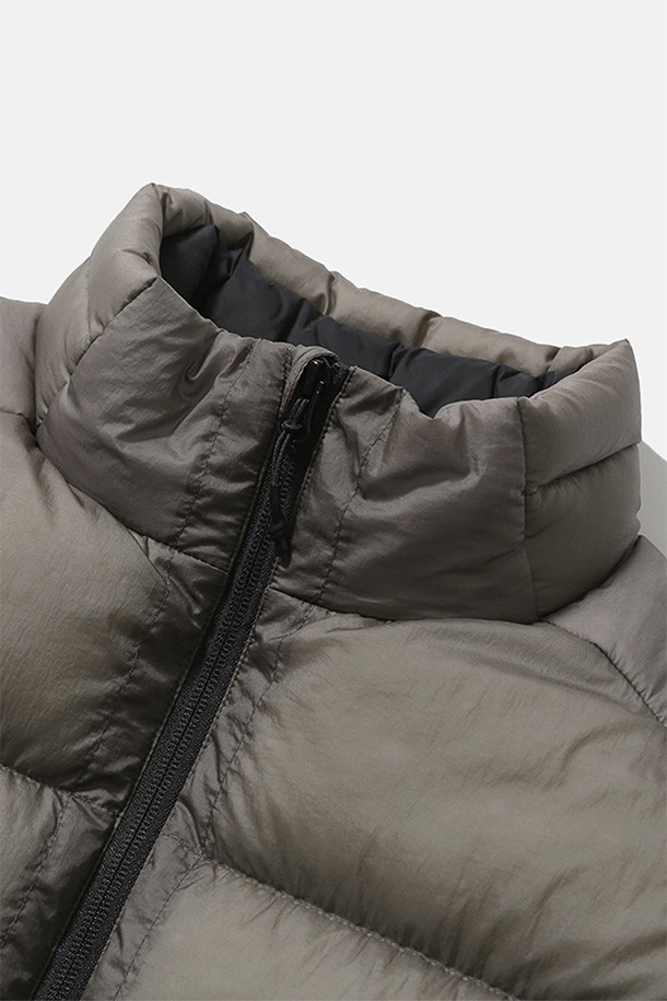 HELIUM 다운 재킷 - 시어 올리브는 겨울철 추위를 막아줄 공용 다운자켓입니다. 캐주얼, 미니멀 스타일을 즐기는 분들께 적합하며, 출근룩과 여행룩에 모두 활용할 수 있습니다. 90:10 구스다운 충전재와 FP800+ 등급의 뛰어난 보온성을 자랑하며, 방풍, 발수 기능으로 변덕스러운 날씨에도 끄떡없습니다. 루즈핏으로 편안한 착용감을 선사하며, 양방향 지퍼, 지퍼 포켓, 내부 지퍼 포켓, 신축성 있는 소매 커프스, 밑단 스토퍼 등의 디테일로 실용성을 더했습니다. 부드러운 촉감의 나일론 소재를 사용하여, 매일 입고 싶은 데일리 아우터가 되어줄 것입니다.
