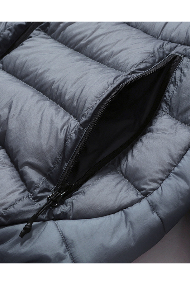 헬륨 후드 다운 재킷 - 쉬어 더스티 블루는 가을과 겨울, 일상과 여행, 캠핑 등 다양한 TPO에 활용 가능한 아우터입니다. 캐주얼, 미니멀, 고프코어 스타일을 아우르는 베이직하고 릴랙스 핏의 디자인으로, 무지 패턴과 얇은 두께로 제작되었습니다. 방풍, 발수, 보온 기능과 경량성을 갖춰 활동성을 높였으며, 후드, 하이넥, 밑단 스트링 디테일로 보온성을 더했습니다. 나일론, 구스다운, 폴리에스테르 등 3가지 주요 소재를 사용하여 편안한 착용감을 선사합니다. 집업 방식으로 간편하게 착용 가능하며, 긴 소매 기장으로 따뜻함을 유지해 줍니다.
