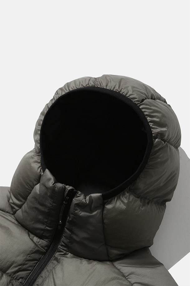 HELIUM 후디드 다운 재킷 - 시어 올리브는 일상, 출근룩, 여행룩에 모두 어울리는 공용 다운자켓입니다. 캐주얼, 스포티, 미니멀 스타일을 아우르는 디자인으로, 방풍, 발수 기능과 뛰어난 보온성, 경량성을 갖춘 겨울철 필수템입니다. 구스다운 90:10 충전재와 FP800+ 등급의 안감을 사용하여 우수한 보온성을 제공하며, 부드러운 나일론 소재와 루즈핏으로 편안한 착용감을 선사합니다. 양방향 지퍼, 지퍼 포켓, 내부 지퍼 포켓, 신축성 있는 소매 커프스, 밑단 스토퍼 등 다양한 기능으로 활용성을 높였습니다.
