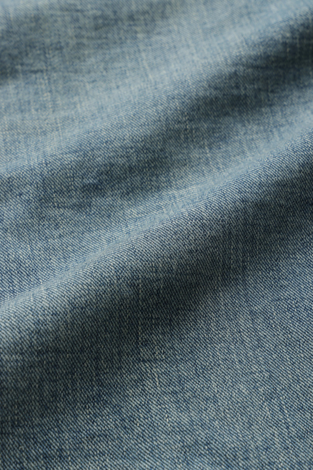 LEELAND (리랜드) 인디고 데님 트러커 재킷 - LEELAND WASH (리랜드 워시)는 남녀 모두 착용 가능한 캐주얼하고 클래식한 스타일의 데님 재킷입니다. 봄, 가을에 어울리는 중간 두께감의 인디고 컬러 데님 소재로 제작되었으며, 레귤러 핏으로 편안하게 착용할 수 있습니다. 메탈 버튼, 버튼 커프스, 가슴 포켓, 허리 사이즈 조절 탭 등의 디테일이 돋보입니다. 데이트룩, 봄 소풍룩 등 다양한 TPO에 활용할 수 있으며, 미니멀한 스타일 연출에도 적합합니다. 긴 소매 기장의 레귤러 기장으로, 데님 특유의 자연스러운 멋을 살린 아이템입니다.
