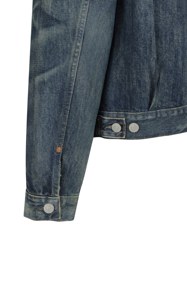 웨스트뷰 데님 트러커 재킷 - 웨스트뷰 워시는 캐주얼과 클래식 스타일을 아우르는 남성용 데님 재킷입니다. 봄, 가을에 어울리는 중간 두께감의 레귤러핏 데님 재킷으로, 뻣뻣한 촉감이 특징입니다. 블루 컬러의 무지 디자인이며, 버튼 여밈 방식과 긴 소매 기장으로 제작되었습니다. 스트레이트 칼라, 버튼 플래킷, 버튼 커프스, 앞면 포켓 2개, 뒷면 사이즈 조절 탭, 가죽 패치 등의 디테일이 돋보입니다. 데이트룩과 봄 소풍룩에 활용하기 좋은 아이템입니다.
