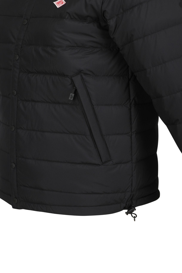 여성용 크루넥 이너 다운 재킷 - 블랙은 겨울철 일상과 출근룩에 모두 잘 어울리는 미니멀하고 베이직한 스타일의 다운 재킷입니다. 부드러운 촉감의 고밀도 우븐 나일론 태피터 소재를 사용하여 편안한 착용감을 선사하며, 라운드넥 디자인으로 어떤 옷에도 쉽게 매치할 수 있습니다. 친환경 재활용 다운 충전재와 두꺼운 두께감으로 뛰어난 보온성을 제공하며, 허리 신축성 드로코드와 수납 주머니가 있어 실용성을 더했습니다. 레귤러핏으로 제작되어 편안한 착용감을 선사하며, 긴 소매 기장과 스냅 여밈 방식이 특징입니다.
