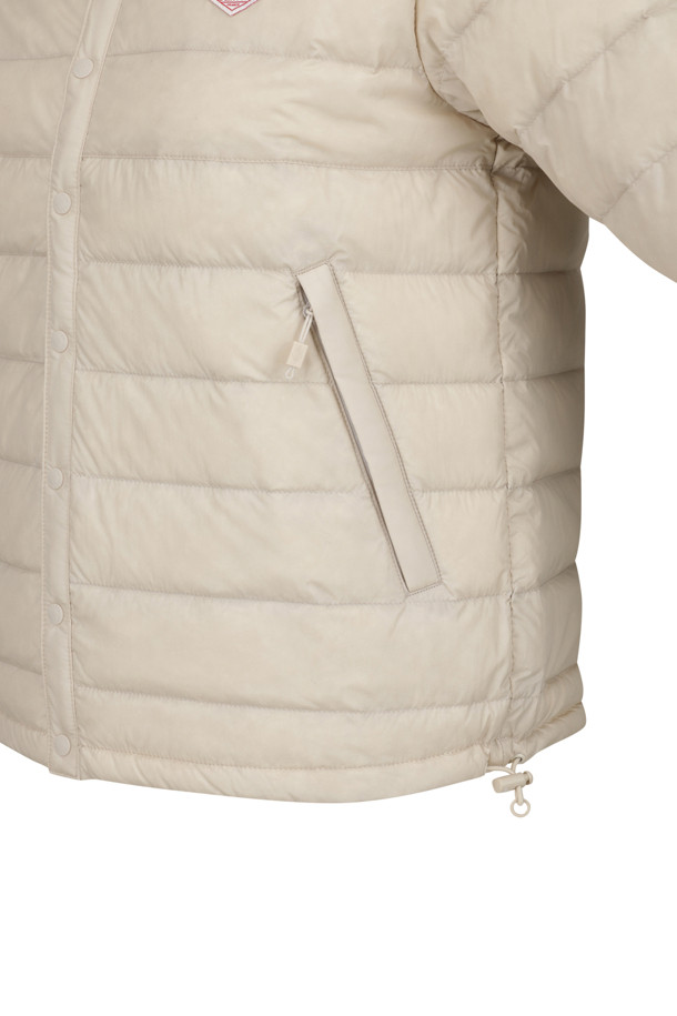 "WOMEN'S CREWNECK INNER DOWN JACKET - 오이스터 화이트"는 겨울철 여성의 따뜻함을 책임지는 다운 자켓입니다. 미니멀하고 베이직한 스타일로, 출근룩은 물론 다양한 일상 스타일에 매치하기 좋습니다. 부드러운 촉감의 고밀도 우븐 나일론 태피터 소재를 사용하여 편안한 착용감을 선사하며, 허리 드로코드를 통해 핏 조절이 가능합니다. 친환경 재활용 다운 충전재와 숏패딩 디자인으로 보온성과 경량성을 동시에 갖췄으며, 수납 주머니가 있어 실용적입니다. 집업 방식에 크롭 기장으로, 세련된 겨울 스타일을 완성해 보세요.
