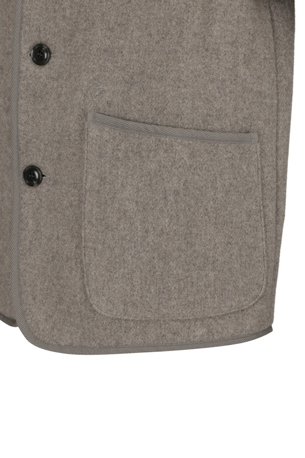 MEN'S WOOL LIGHT PILE COVERALLS 재킷 - H.BEIGE는 워크웨어와 캐주얼 스타일을 아우르는 남성용 커버롤 재킷입니다. 가을, 겨울 시즌에 적합하며, 베이지 컬러의 무지 디자인으로 다양한 룩에 매치하기 용이합니다. 울 소재의 얇은 두께로 제작되어 부드러운 촉감을 선사하며, 와이드핏과 레귤러 기장으로 편안한 착용감을 제공합니다. 버튼 여밈 방식과 긴소매 디자인, 폴리에스터 소매 안감과 헤링본 테이프 파이핑, 경량 설계로 실용성을 더했습니다. 출근룩과 비즈니스 캐주얼 스타일에도 활용 가능한, 세련된 디자인의 워크자켓입니다.
