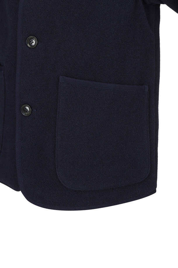 MEN'S 울 라이트 파일 커버롤 재킷 - 네이비는 가을과 겨울에 어울리는 남성용 자켓입니다. 캐주얼과 워크웨어 스타일을 넘나들며, 출근룩, 비즈니스 캐주얼, 모임룩 등 다양한 TPO에 활용할 수 있습니다. 부드러운 촉감의 울 소재와 두꺼운 두께감으로 보온성을 높였으며, 와이드 핏과 긴 소매 기장으로 편안한 착용감을 제공합니다. 무지 디자인에 버튼 여밈 방식, 헤링본 테이프 파이핑, 경량, 그리고 이중 브러시 가공 등의 디테일이 돋보이는 워크자켓입니다. 클래식, 미니멀, 워크웨어 스타일을 즐기는 남성에게 적합한 네이비 컬러의 자켓입니다.
