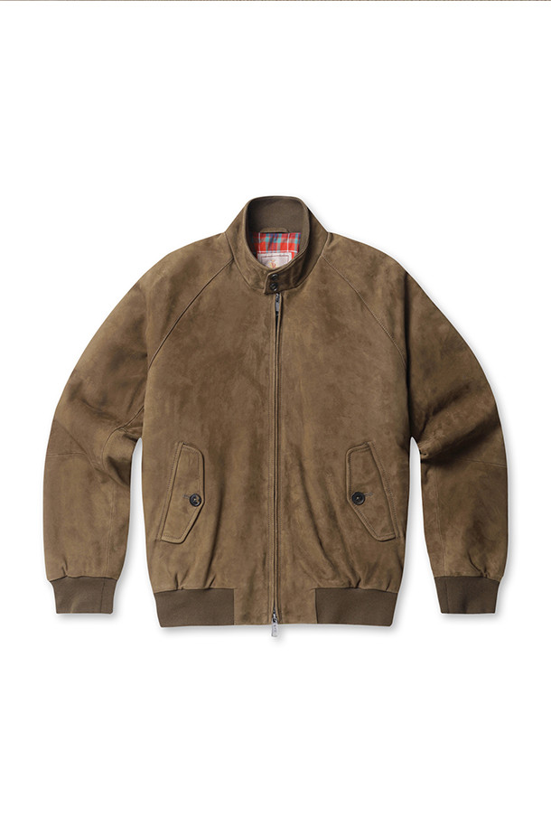 **(바라쿠타) 윈터 G9 스웨이드 - BRCPS0990 699 다크 올리브**

(바라쿠타)의 윈터 G9 스웨이드 재킷은 겨울철 데일리룩에 적합한 남성용 자켓입니다. 클래식하고 미니멀한 스타일을 강조하며, 부드러운 촉감의 스웨이드 소재로 제작되었습니다. 다크 올리브 컬러의 무지 디자인에 레귤러핏으로 제작되었으며, 긴 소매와 2WAY 지퍼, 플립 포켓, 버튼 포켓 등의 특징을 가지고 있습니다. 두꺼운 두께감으로 보온성을 높였으며, G9 자켓 특유의 디자인을 통해 클래식한 멋을 더했습니다.
