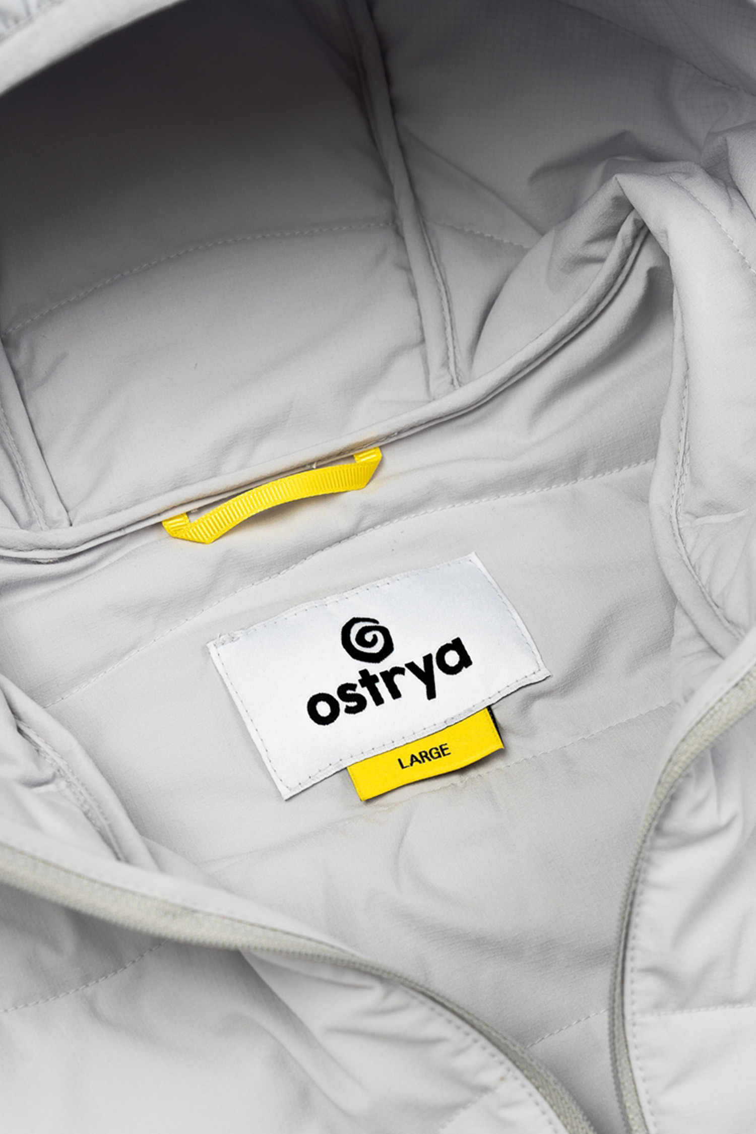 Ostrya(오스트리아) Sapwood Synthetic 재킷 - F24G08J Timberwolf는 일상과 아웃도어 활동 모두에 적합한 남녀 공용 패딩 재킷입니다. Timberwolf 및 그레이 두 가지 색상으로 제공되며, 가을/겨울 시즌에 따뜻하게 착용할 수 있습니다. 스포티하면서도 캐주얼한 무드의 무지 디자인으로, 레귤러핏과 레귤러 기장으로 편안함을 더했습니다. 집업 스타일의 긴 소매 재킷으로, 외부 포켓 2개, 내부 덤프 포켓 2개, 밴딩 커프스와 밑단, 패커블 기능 등을 갖춰 실용성을 높였습니다. 보온, 경량, 재귀반사 기능을 갖춘 나일론 소재의 두꺼운 패딩 재킷으로, 등산, 캠핑, 출근 등 다양한 TPO에 스타일리시하게 활용할 수 있습니다.
