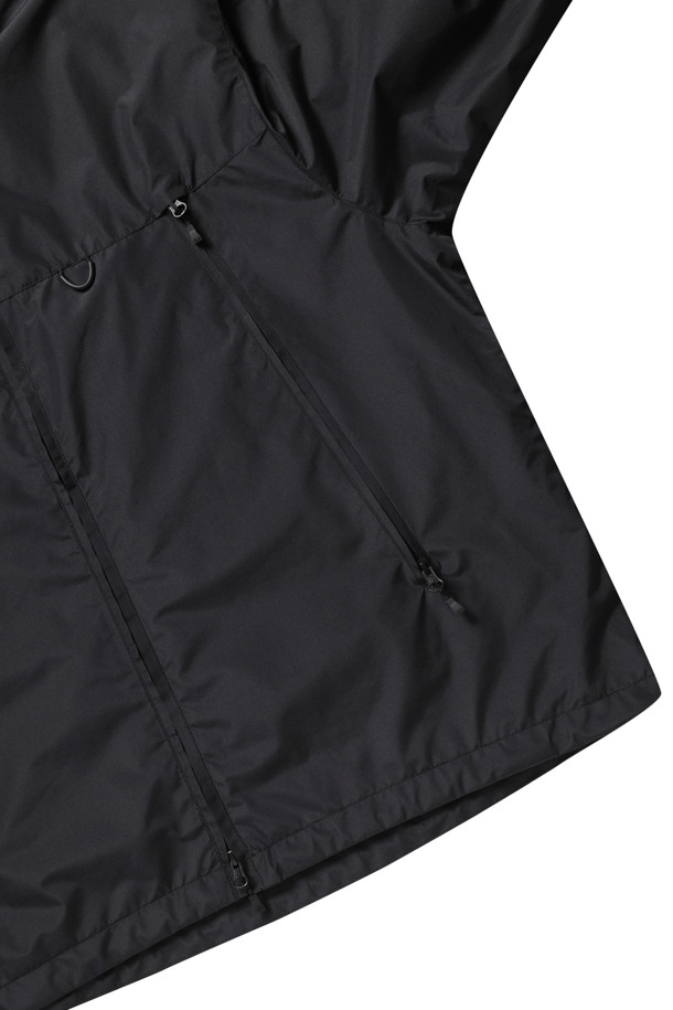 고어텍스 윈드스토퍼 테크 아머드 쉘 재킷 - 블랙은 남성을 위한 자켓입니다. 고어텍스 윈드스토퍼 기술을 적용하여 방수, 방풍 기능을 제공하며 가볍고 활동성이 뛰어납니다. 봄, 가을 시즌에 적합하며, 아웃도어 활동은 물론 일상에서도 스포티하고 테크니컬한 스타일을 연출할 수 있습니다. 레귤러핏으로 편안하게 착용 가능하며, 윈드브레이커 디자인에 집업 여밈 방식, 멀티 포켓 디자인이 특징입니다. 등산, 여행, 캠핑 등 다양한 TPO에 활용할 수 있으며, 고프코어, 미니멀 스타일에도 잘 어울립니다.
