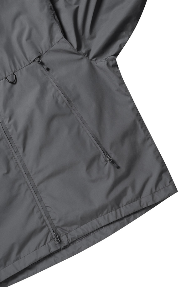 고어텍스 윈드스토퍼 테크 아머드 쉘 재킷 - 차콜은 남성을 위한 아우터 자켓입니다. 봄, 가을 계절에 적합하며, 아웃도어 및 일상 용도로 활용할 수 있습니다. 방수, 방풍 기능을 갖춘 윈드스토퍼 소재와 멀티 포켓 디자인으로 실용성을 높였습니다. 레귤러핏, 레귤러 기장의 차콜 컬러 무지 쉘 재킷으로 고프코어, 스포티, 미니멀 스타일을 연출할 수 있습니다. 등산룩, 여행룩, 캠핑룩 등 다양한 TPO에 활용 가능한 활용도 높은 아이템입니다.
