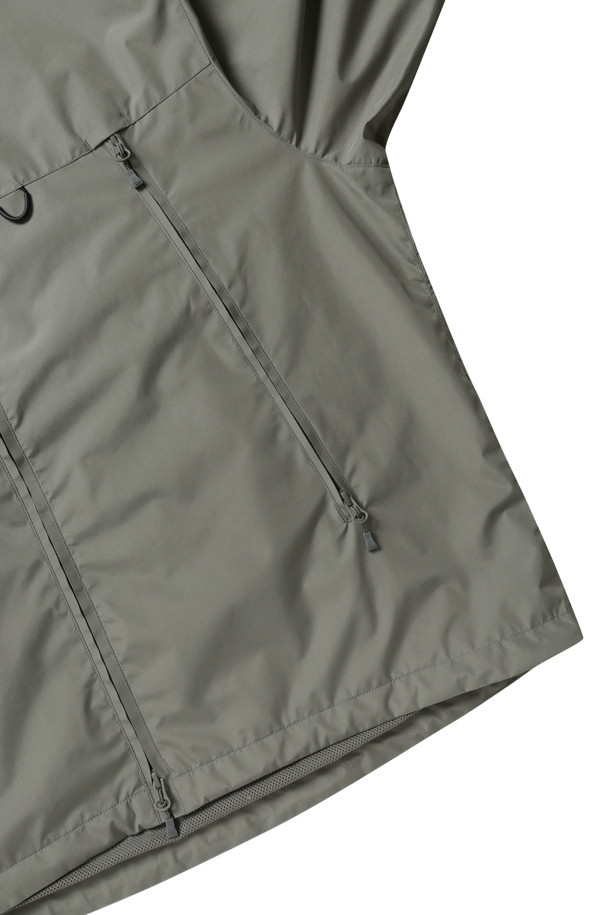 고어텍스 윈드스토퍼 테크 아머드 쉘 재킷 - 울프그레이는 뛰어난 방수, 방풍 기능을 제공하는 남성용 재킷입니다. 봄, 가을 날씨에 적합하며, 아웃도어 활동과 일상생활 모두에서 활용 가능합니다. 레귤러핏으로, 회색 무지 디자인에 집업 여밈 방식과 긴 소매 기장으로 제작되었습니다. 경량 소재와 멀티 포켓 디테일은 스포티, 고프코어, 미니멀 스타일을 연출하며, 여행, 산책, 등산 시 편안함을 선사합니다. 고어텍스 소재를 사용하여 기능성과 스타일을 모두 갖춘 테크니컬 재킷입니다.
