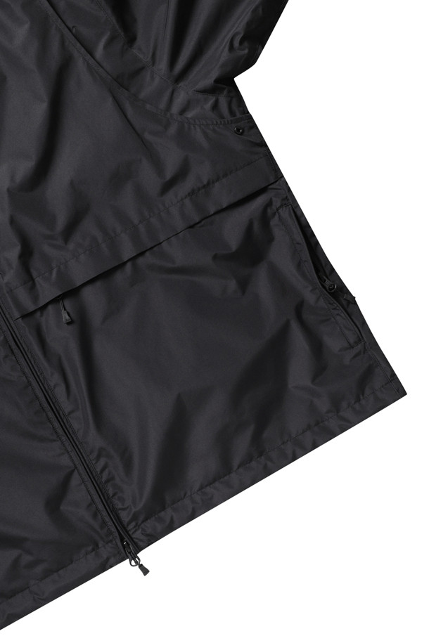 고어텍스 윈드스토퍼 테크 2웨이 윈드브레이커 재킷 - 블랙은 아웃도어 활동은 물론 일상에서도 활용하기 좋은 남녀 공용 윈드브레이커입니다. 봄, 가을 계절에 적합하며, 스포티, 캐주얼 스타일에 매치하기 좋습니다. 탈부착 후드, 다양한 포켓, 탈부착 소매, 방수/방풍 기능을 갖춰 활동성을 높였습니다. 고어텍스 및 나일론 소재로 제작되어 얇지만 튼튼하며, 패커블 기능으로 휴대와 보관이 용이합니다. 여행룩, 등산룩, 가을 나들이룩 등 다양한 TPO에 활용할 수 있습니다.
