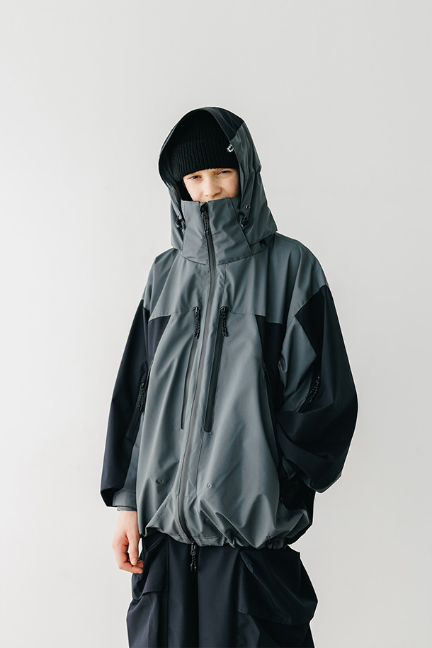 (CLESSTE) 고어텍스 시티 마운틴 파카는 남성용 아우터로, 일상과 아웃도어 활동 모두에 적합한 디자인입니다. 그레이와 블랙 두 가지 색상으로 제공되며, 봄, 가을, 겨울 계절에 착용 가능합니다. 고어텍스 소재를 사용하여 방풍, 투습, 발수 기능을 갖췄으며, 레귤러핏에 두꺼운 두께감으로 보온성을 높였습니다. 후드 탈착 가능, 앞면 포켓 2개, 왼쪽 소매 포켓, 겨드랑이 벤틸레이션, 라글란 소매 등의 디테일이 돋보이며, 고프코어 및 캐주얼 스타일을 연출하기 좋습니다. 등산, 캠핑, 여행 시 유용하게 활용할 수 있습니다.
