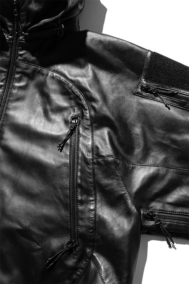 (CLESSTE) 고어텍스 랩스 레더 시티 밀리터리 재킷 - 블랙은 남녀 모두 착용 가능한 밀리터리 스타일의 아우터입니다. 양가죽과 고어텍스 소재를 사용하여 방수, 방풍, 투습 기능을 갖췄으며, 라글란 소매로 활동성을 높였습니다. 두꺼운 두께감과 부드러운 촉감, 레귤러핏으로 편안한 착용감을 제공합니다. 출근룩과 여행룩, 미니멀, 클래식, 스트리트 등 다양한 스타일 연출에 활용할 수 있는 블랙 컬러의 집업 자켓입니다.
