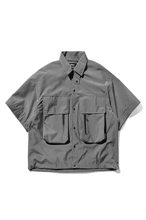 (CLESSTE) 고어텍스 랩스 디태처블 웨이딩 셔츠 재킷 - 그래파이트 그레이는 남성용 셔츠 재킷으로, 고어텍스 소재를 사용하여 방풍, 투습, 발수 기능을 갖췄습니다. 소매 분리가 가능하여 긴 소매와 반소매 두 가지 스타일로 연출할 수 있으며, 가슴 포켓과 칼라 턱 스트랩 디테일이 돋보입니다. 레귤러핏으로 제작되어 아웃도어 활동뿐만 아니라 일상에서도 스포티하고 미니멀한 스타일을 연출할 수 있습니다. 봄, 여름 시즌에 여행, 캠핑, 등산 시 착용하기 좋은 아이템입니다.

