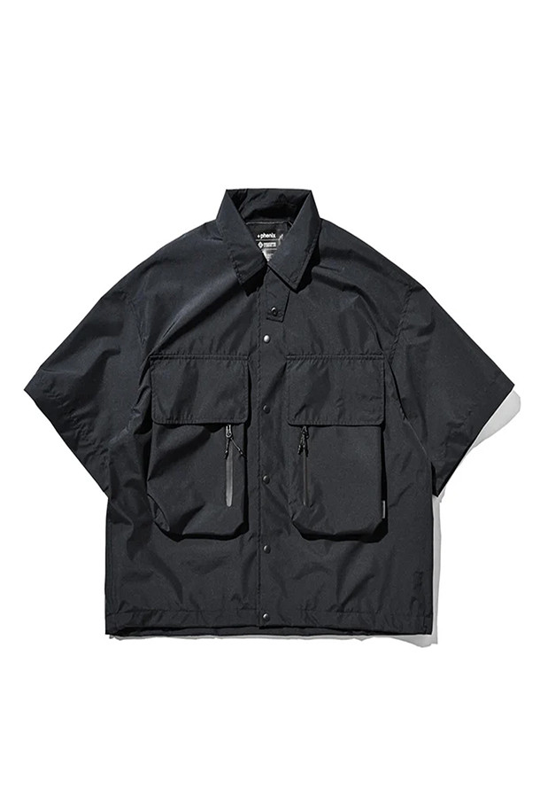 (CLESSTE) 고어텍스 랩스 탈부착 와딩 셔츠 재킷 - 네이비는 아웃도어 활동과 일상에서 활용 가능한 셔츠 재킷입니다. 방풍, 투습, 발수 기능을 갖춘 고어텍스 소재를 사용하여 봄, 여름 시즌에 쾌적하게 착용할 수 있습니다. 소매 탈부착이 가능하여 반소매와 긴소매 두 가지 스타일로 연출할 수 있으며, 가슴 포켓과 칼라 턱 스트랩 디테일이 돋보입니다. 레귤러핏으로 제작되어 여행, 캠핑, 등산 등 다양한 TPO에 캐주얼, 스포티, 고프코어 스타일을 더해줍니다. 네이비 컬러의 무지 디자인으로 어떤 옷에도 쉽게 매치할 수 있습니다.
